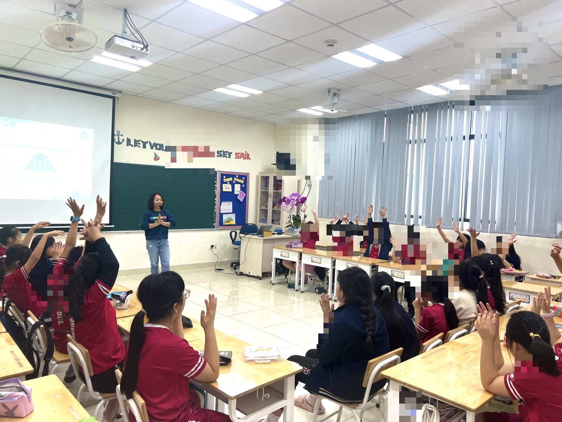 Giờ học sôi nổi, các con hào hứng giơ tay