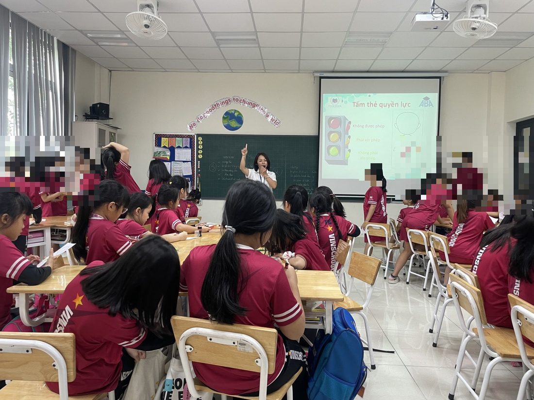 Lớp học an toàn cơ thể cùng Ms.Right tại trường